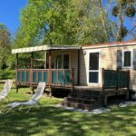 Terrasse et chaises longues sur pelouse au Mobil-home 4-6 personnes Camping de Bairon 08 en bord de lac