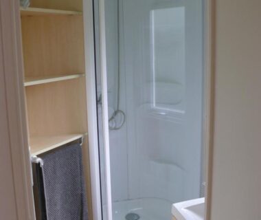 Salle de bain avec cabine de douche dans le Mobil-home 4-6 personnes Camping de Bairon 08 en bord de lac