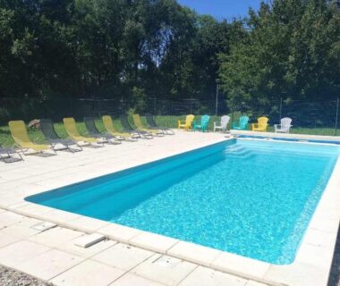 Piscine extérieure avec transats au Mobil-home 4-6 personnes Camping de Bairon 08 en bord de lac