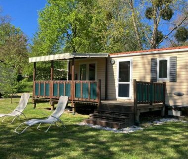 Terrasse et chaises longues sur pelouse au Mobil-home 4-6 personnes Camping de Bairon 08 en bord de lac