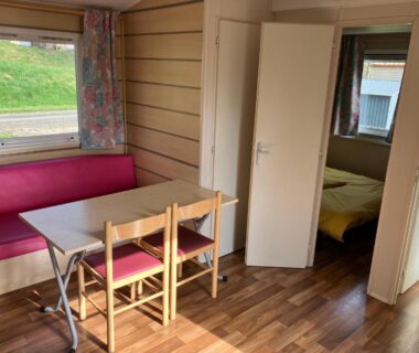 Intérieur avec coin repas et chambre du Mobil-home 4-6 personnes Camping de Bairon 08 en bord de lac