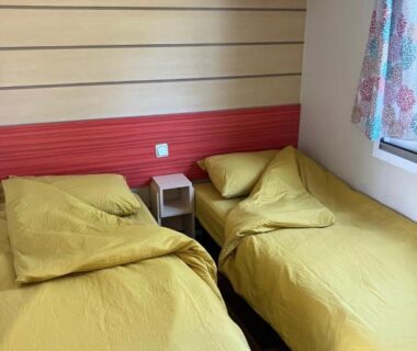 Chambre avec deux lits simples dans le mobil-home 4-6 personnes du Camping de Bairon 08 en bord de lac