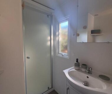 Salle de bain avec douche et lavabo dans le mobil home 4-6 personnes à Messanges