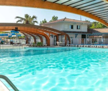 Piscine couverte et solarium au mobil home 4-6 personnes à Messanges