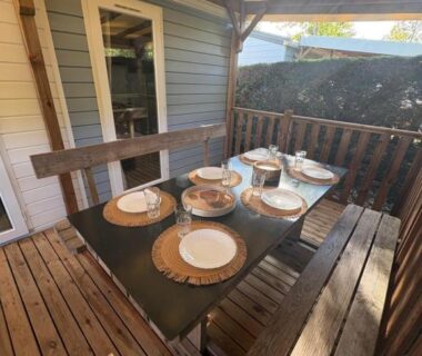 Terrasse en bois avec table dressée du Mobil home 4-6 personnes à Messanges