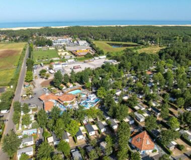 Vue aérienne du camping avec piscine et mobil-homes, Mobil home 4-6 personnes à Messanges dans camping 4 étoiles