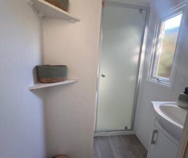 Salle de bains avec douche et lavabo du mobil home 4-6 personnes à Messanges