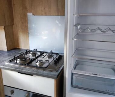 Cuisine équipée avec gazinière et réfrigérateur dans le mobil home