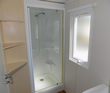 Salle de douche compacte dans le mobil home 4 à 6 personnes du camping PORT LA NOUVELLE