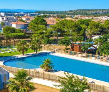 Piscine extérieure avec transats au Mobil home 4 à 6 personnes du camping Port La Nouvelle