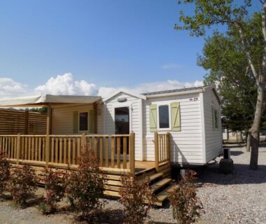 Terrasse en bois devant mobil home du Mobil home 4 à 6 personnes camping PORT LA NOUVELLE
