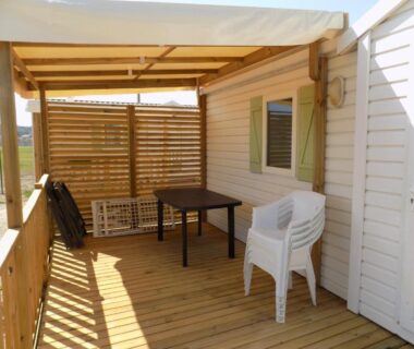 Terrasse en bois avec table et chaises du mobil home 4 à 6 personnes camping Port la Nouvelle