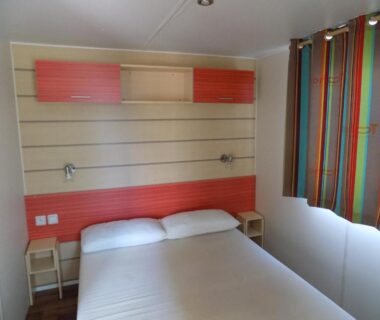 Chambre avec lit double et rideau dans le mobil home 4 à 6 personnes camping PORT LA NOUVELLE