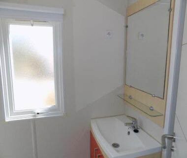 Salle de bain avec lavabo et miroir dans le mobil home 4 à 6 personnes du camping PORT LA NOUVELLE