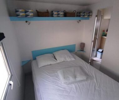 Chambre avec lit double dans le Mobil home 4 couchages