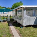 Terrasse et jardin avec parasol et transats du Mobil home 4 couchages