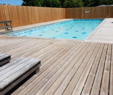 Deck en bois avec piscine extérieure au Mobil home 4 couchages