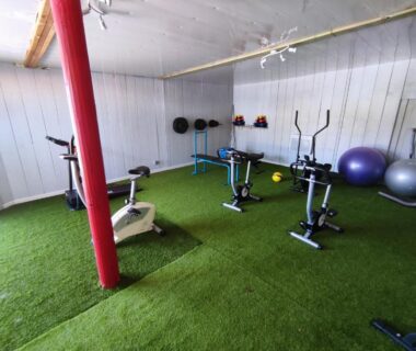 Intérieur salle de sport avec vélos et ballons dans le Mobil home 4 couchages