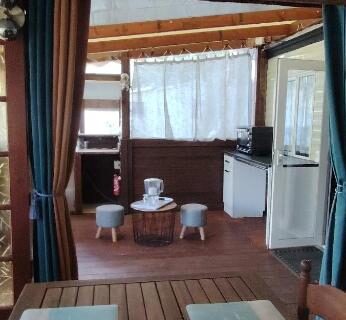 Terrasse couverte avec table en bois et chaises du Mobil-home 4 pers avec terrasse Lac & Océan Hourtin
