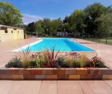 Piscine extérieure avec dallage et jardinière au Mobil-home 4 pers avec terrasse Lac et Océan à Hourtin