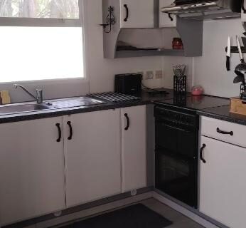 Cuisine équipée dans le mobil-home 4 personnes avec terrasse Lac et Océan à Hourtin