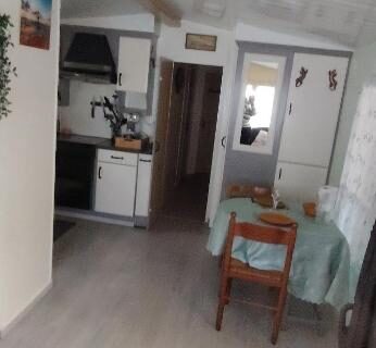 Intérieur avec kitchenette et coin repas du Mobil-home 4 pers avec terrasse Lac et Océan à Hourtin