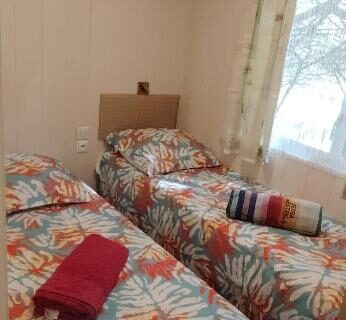 Chambre avec deux lits dans le Mobil-home 4 pers avec terrasse Lac et Océan à Hourtin