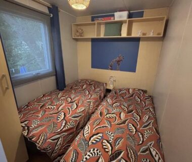 Chambre avec deux lits simples dans le mobil-home 4 personnes