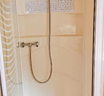 Cabine de douche dans le mobil-home 4 personnes