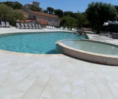 Bord de piscine avec transats au Mobil-home 4 personnes