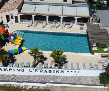 Camping L'Evasion piscine extérieure avec toboggans et transats au Mobil-home 4 personnes