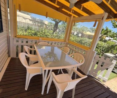 Terrasse couverte avec table et chaises du Mobil-home 4 personnes