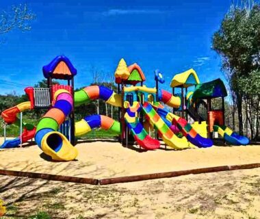 Aire de jeux avec toboggans colorés dans le camping du Mobil-home 4 personnes