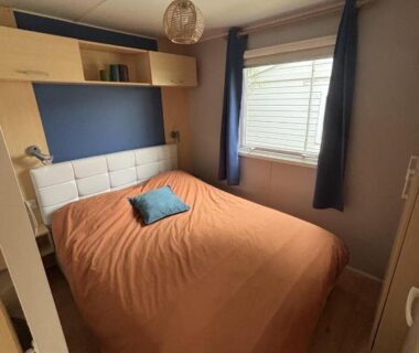 Chambre avec lit double et fenêtre dans le Mobil-home 4 personnes