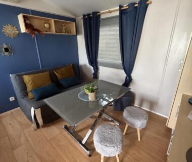 Séjour avec canapé et table dans le Mobil-home 4 personnes