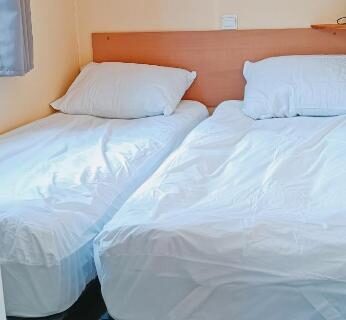 Chambre avec deux lits simples dans le Mobil-home 4 personnes