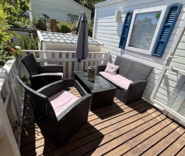 Terrasse en bois avec salon de jardin et parasol du Mobil-home 4 personnes