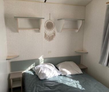 Chambre avec lit et étagères dans le mobil home 4 personnes Plein cœur de la Vendée proche Parc du PUYDUFOU