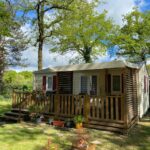 Terrasse bois ombragée avec jardinières du Mobil home 4 personnes Plein cœur de la Vendée proche Parc du PUYDUFOU