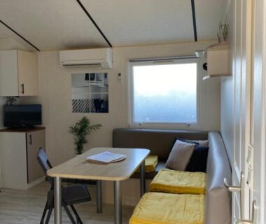 Coin repas et banquette dans le Mobil home 4 personnes Plein cœur de la Vendée proche Parc du PUYDUFOU