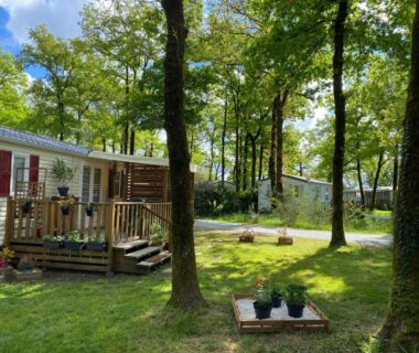 Espace ombragé avec mobil-homes et terrasse au Mobil home 4 personnes Plein cœur de la Vendée proche Parc du PUYDUFOU