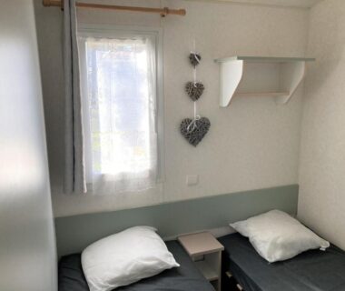 Intérieur avec deux lits jumeaux dans le Mobil home 4 personnes Plein cœur de la Vendée proche Parc du PUYDUFOU