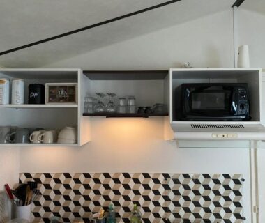 Cuisine avec micro-ondes et étagères dans le Mobil home 4 personnes Plein cœur de la Vendée proche Parc du PUYDUFOU
