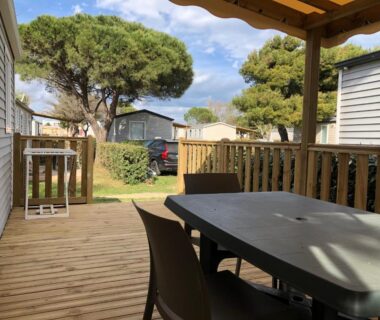 Terrasse couverte avec table et chaises du mobil home Port la Nouvelle