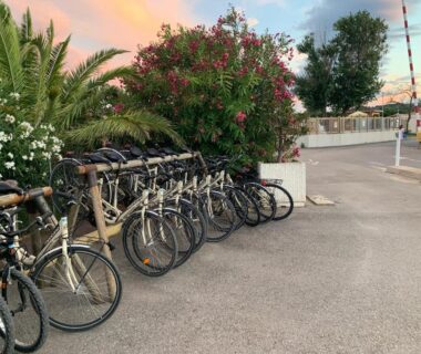 Allée avec vélos stationnés au Mobil home 4 personnes Port la nouvelle