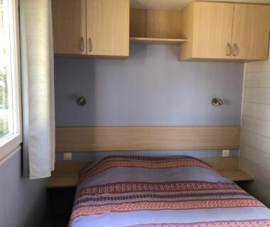 Chambre avec lit et fenêtre dans le mobil home 4 personnes Port la Nouvelle