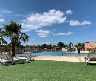 Bord de piscine avec transats et palmiers au mobil home 4 personnes Port la nouvelle