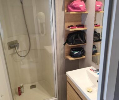 Salle de bain avec douche et vasque dans le mobil-home 4 personnes camping Marisol