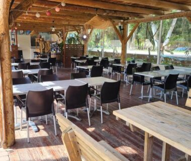 Terrasse couverte avec tables et chaises du Mobil home 4 personnes climatisé