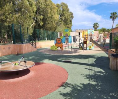Aire de jeux avec toboggan et tourniquet au Mobil home 4 personnes climatisé